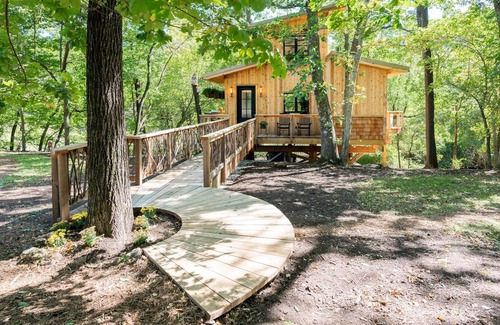 Farmington House | A Luxury Treehouse Experience | Wood-Fired Cedar Hot Tub