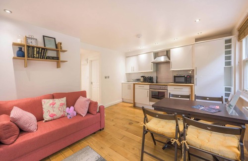 Holborn and Covent Garden Apartment | A Midtown Minute - Holborn - by Frankie Says