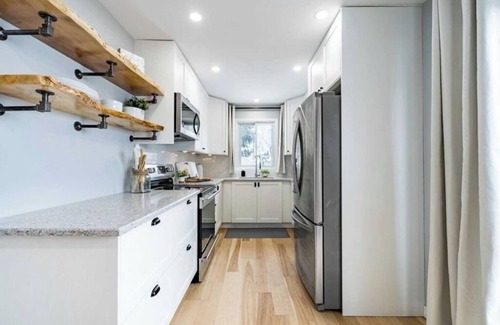 Durham Region House | A minute away from Trent University!