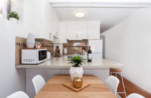 Bondi Beach Apartment | A minute walk from the Ocean, Famous Iceberg Swimming Pool and Coastal Walk.