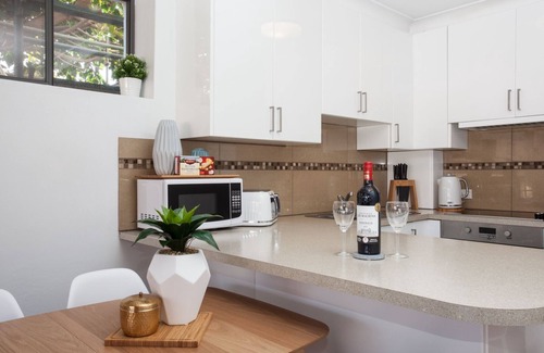 Bondi Beach Apartment | A minute walk from the Ocean, Famous Iceberg Swimming Pool and Coastal Walk.