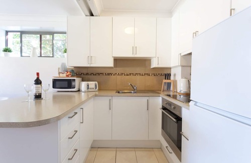 Bondi Beach Apartment | A minute walk from the Ocean, Famous Iceberg Swimming Pool and Coastal Walk.