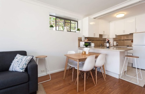 Bondi Beach Apartment | A minute walk from the Ocean, Famous Iceberg Swimming Pool and Coastal Walk.