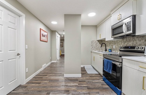 Southwest Calgary House | A modern 2-bedroom suite, with laundry, and wet bar
