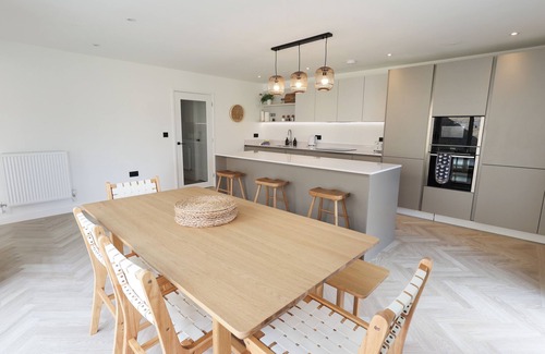 Amlwch House | A modern costal dormer bungalow in the scenic Bull Bay, offering stunning coastal views for up to 7 guests