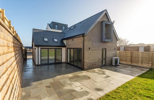 Amlwch House | A modern costal dormer bungalow in the scenic Bull Bay, offering stunning coastal views for up to 7 guests