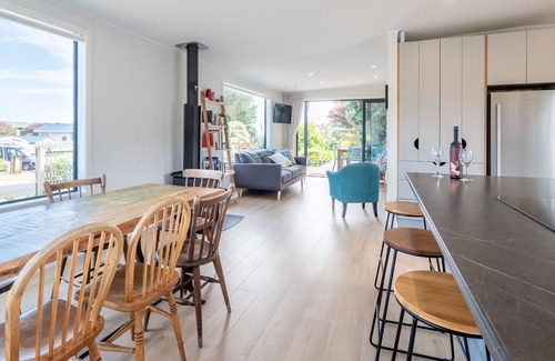 Pohara House | A modern family home just a few steps from the beach