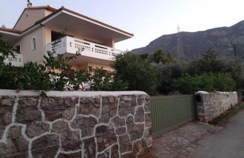 Trapeza House | A modern farmhouse with big garden