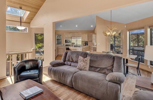 Deer Park House | A modern rustic two story home with ac, private hot tub and near bike trails!