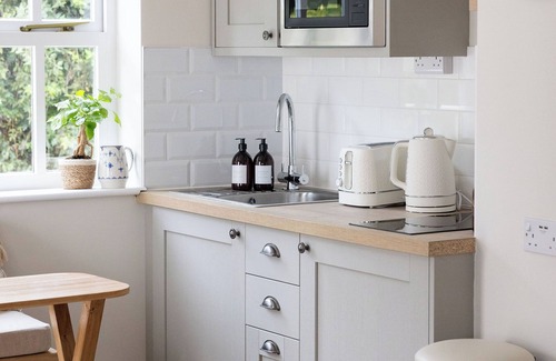 Lyminster Apartment | A modern studio cottage located close to Arundel and Littlehampton