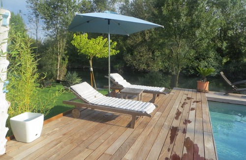 Le Thor House | A moment of relaxation by the water