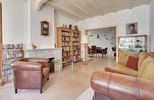 's-Heerenberg Apartment | A monument with the atmosphere of the 1960s, lots of greenery for walking and biking.