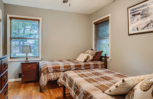 Memorial City House | A Must See - 3 bed Home w/ Pool & backyard lounge - Minutes from City Center