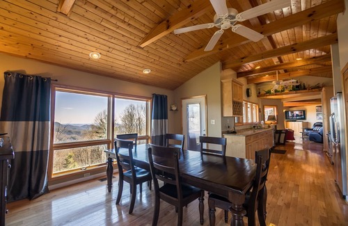 Blowing Rock House | A Nest With a View - Stunning Views, Updated Kitchen, 5 mins to Blowing Rock