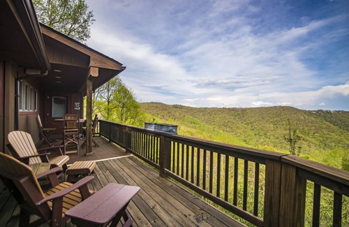Blowing Rock House | A Nest With a View - Stunning Views, Updated Kitchen, 5 mins to Blowing Rock