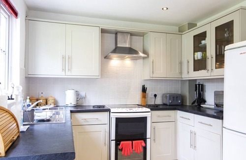 South Cerney Cottage | A new england lakeside lodge that sleeps 6 guests in 3 bedrooms