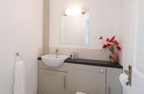 South Cerney Cottage | A new england lakeside lodge that sleeps 6 guests in 3 bedrooms