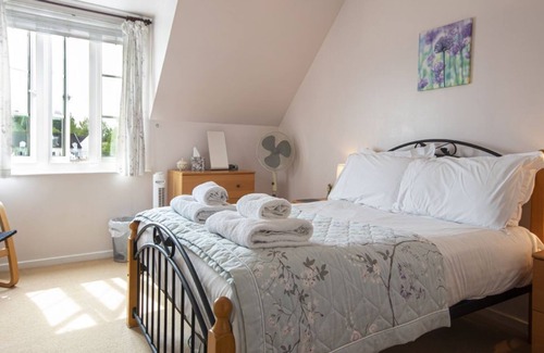 South Cerney Cottage | A new england lakeside lodge that sleeps 6 guests in 3 bedrooms