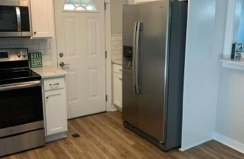 Pinehurst House | A newly renovated sleeps 8. 5-min drive or 30 min walk to the U.S. Open. nn