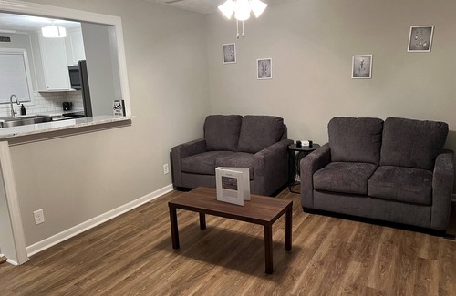 Pinehurst House | A newly renovated sleeps 8. 5-min drive or 30 min walk to the U.S. Open. nn