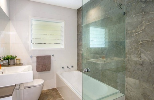 Newport House | A PACIFIC PANORAMA by Palm Beach Holiday Rentals