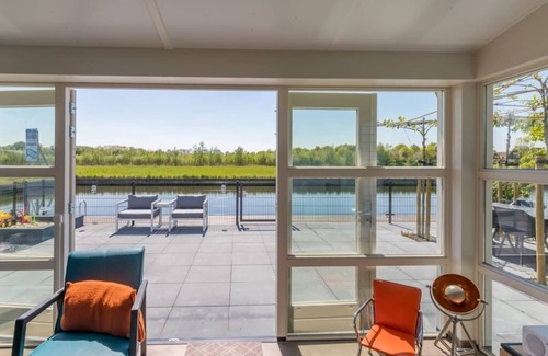 Oude-Tonge House | A panorama of water and nature at this comfortable dyke house!