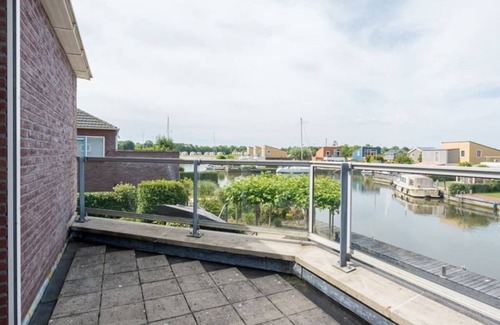 Oude-Tonge House | A panorama of water and nature from this comfortably furnished dike house!