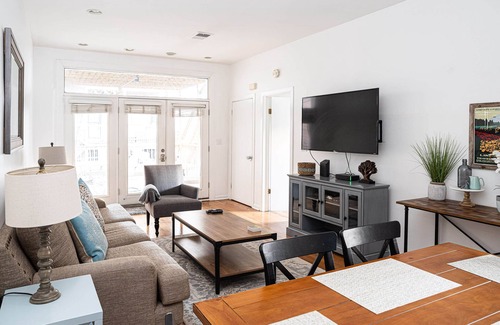 Park West Apartment | A Peaceful 2BR Lincoln Park Coach House - FREE PARKING