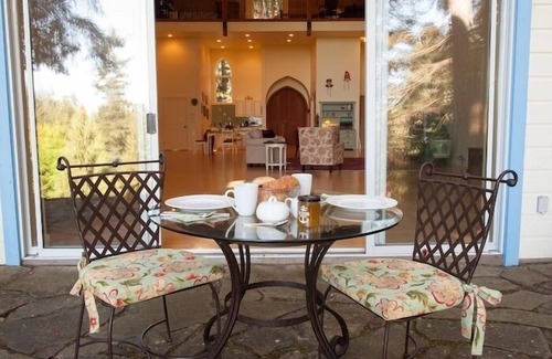 Salt Spring Island House | A Peaceful Retreat in a Magical Spot Overlooking the sea