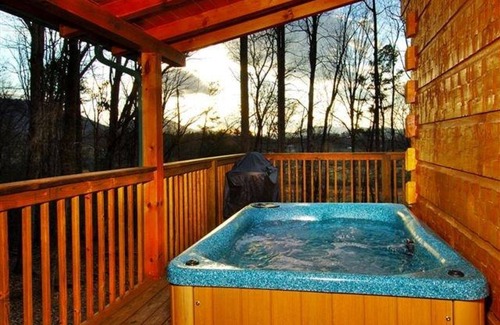 Gatlinburg - Pigeon Forge Cabin | "A PEACEFUL RETREAT" , 2 miles from entrance of Beautiful " FootHills Parkway",