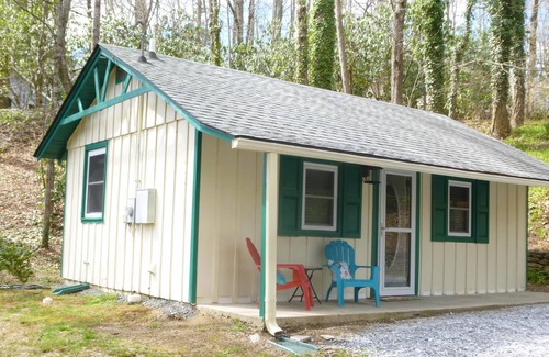 Gerton Cottage | A peaceful retreat near hiking trails in Hickory Nut Gorge