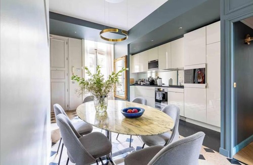 4th Arrondissement Apartment | A PERFECT BLEND OF PARISIAN HERITAGE WITH MODERN COMFORT AT ILE SAINT LOUIS