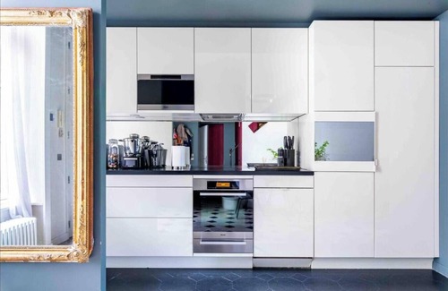 4th Arrondissement Apartment | A PERFECT BLEND OF PARISIAN HERITAGE WITH MODERN COMFORT AT ILE SAINT LOUIS