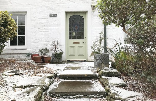 Lochranza Cottage | A perfect location for a family island break by the seaside.