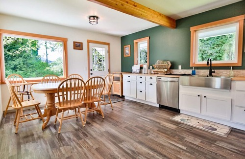 Port Angeles Apartment | A pet-friendly, creek side ranch house w/starlink