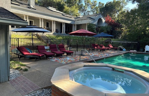 Shenandoah Valley House | A Pet-Friendly Oasis surrounded by wineries with a Pool, Jacuzzi, and Sauna.
