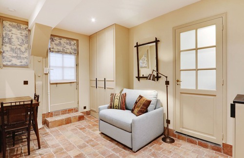 Saint-Thomas-d'Aquin Apartment | A Picturesque 1-BR in Saint-Germain