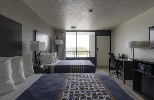 Florida Center Hotel | A Place to Unwind, Unplug, and Recharge! Free Parking, Near Museum of Illusions!