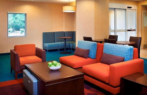 Warren Resort | A Place You'll Surely Enjoy! Minutes to Detroit Zoo, Free Breakfast, Parking!