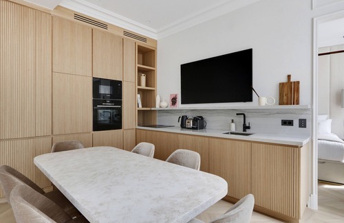 Les Halles Apartment | A Prestigious 2BR/2BA with Services - Louvre-Rivoli II