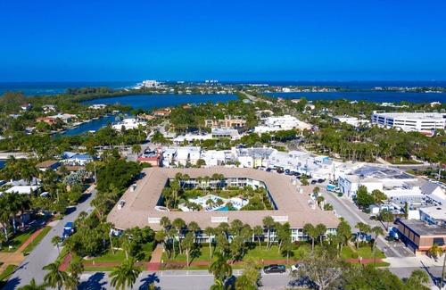 Saint Armands Key Condo | A Prime Location.St Armand's circle, Lido Beach, Shopping, Dinning and Fun