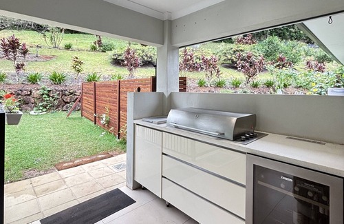 Caravonica House | A private, beautiful sanctuary next to the forest，15min away from the Airport.