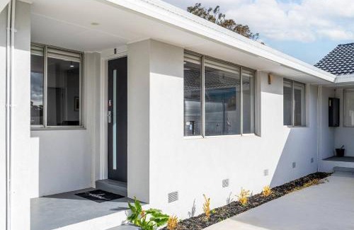Bayswater House | A Private Hideaway with Large Backyard and CarParks