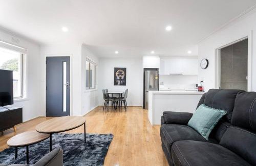 Bayswater House | A Private Hideaway with Large Backyard and CarParks