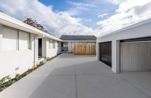 Bayswater House | A Private Hideaway with Large Backyard and CarParks