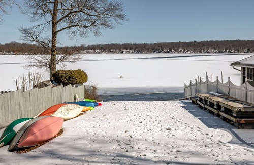 Lakeside Cottage | A quiet cottage -The perfect getaway for anyone looking to decompress from life.
