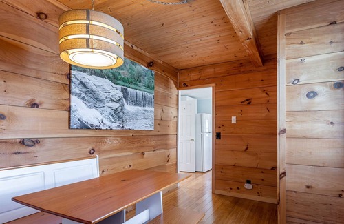 Lakeside Cottage | A quiet cottage -The perfect getaway for anyone looking to decompress from life.