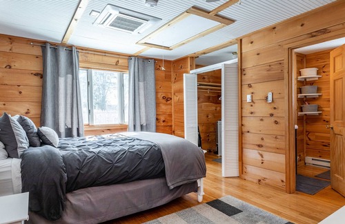 Lakeside Cottage | A quiet cottage -The perfect getaway for anyone looking to decompress from life.