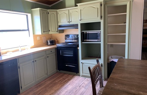 Dimmit County House | A quiet country retreat 8 miles from town.