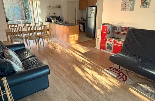 St Peters Apartment | A quiet oasis (w parking) near city, train, airport, shops, eatery.